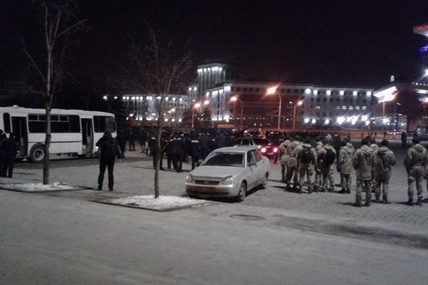 Фанаты «Шахтера» и «Ромы» дрались, бросали кирпичи и петарды в Харькове
