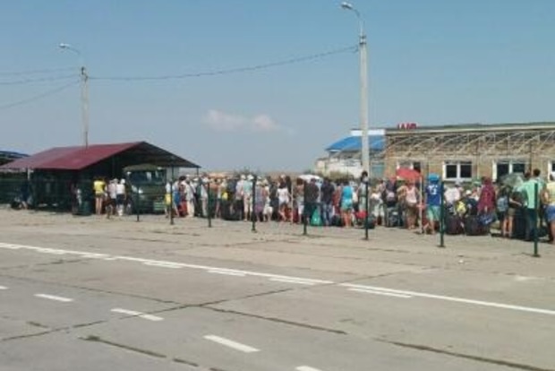 Окупанти відкрили всі пункти пропуску в Криму
