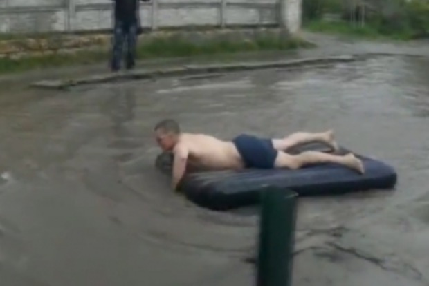 Протест в Мелитополе: мужчина плавал в огромной луже посреди улицы на надувном матрасе
