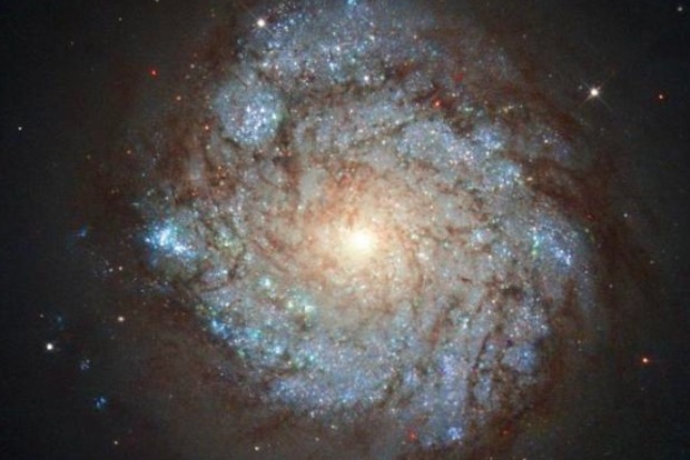 «Хаббл» сделал снимок необычной галактики из созвездия Кассиопеи