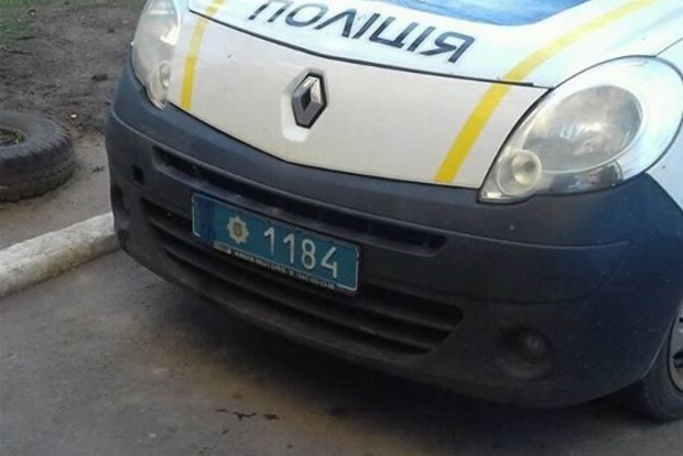 В Мариуполе заметили автомобиль с заклеенным флагом Украины