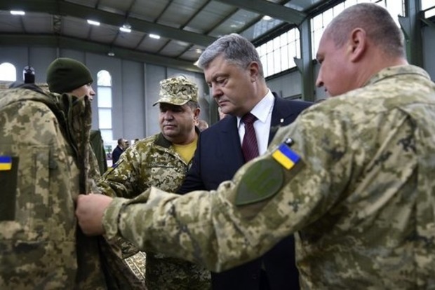 Порошенко: До конца года армия получит более тысячи единиц техники