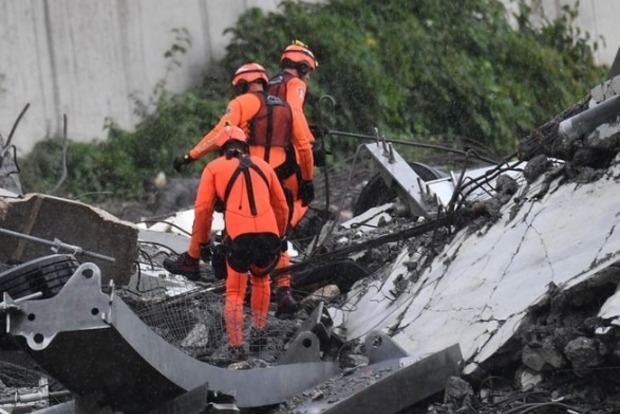 Кількість жертв обвалення мосту в Італії зросла. Рятувальники знайшли загиблу сім'ю