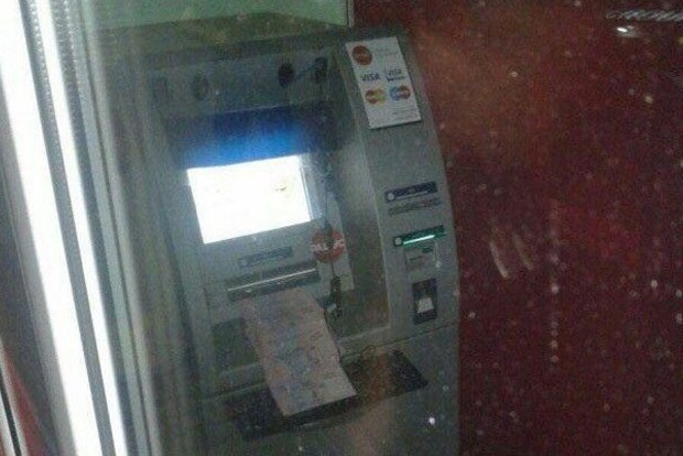 В Киеве киберпреступник взломал банкомат и заставил непрерывно выдавать деньги‍