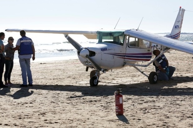 В Португалии самолет раздавил двух человек на пляже