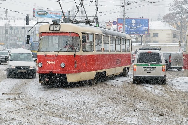 У Києві через негоду трамвай зійшов з рейок