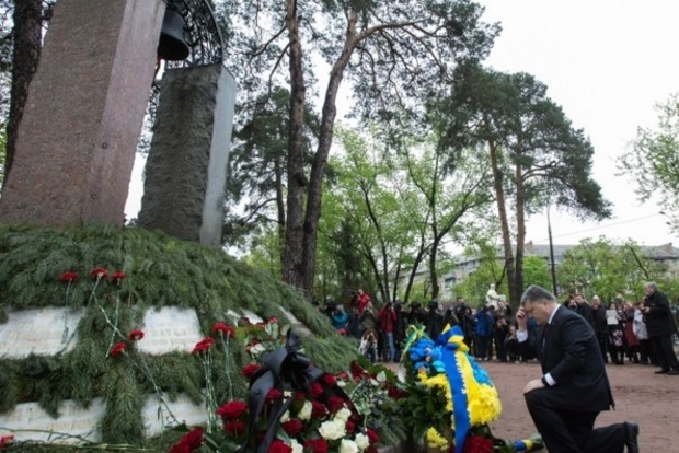Порошенко, Гройсман и Парубий возложили цветы к мемориалу «Героям Чернобыля»