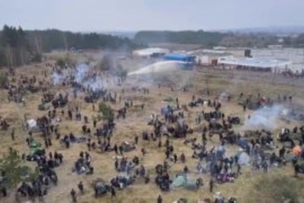 Мигранты на границе начинают проявлять агрессию, подстрекаемые военнослужащими Беларуси (обновлено)