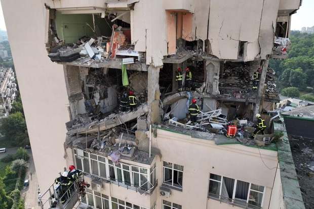 Число жертв попадания по многоэтажке в Киеве выросло до 3 человек