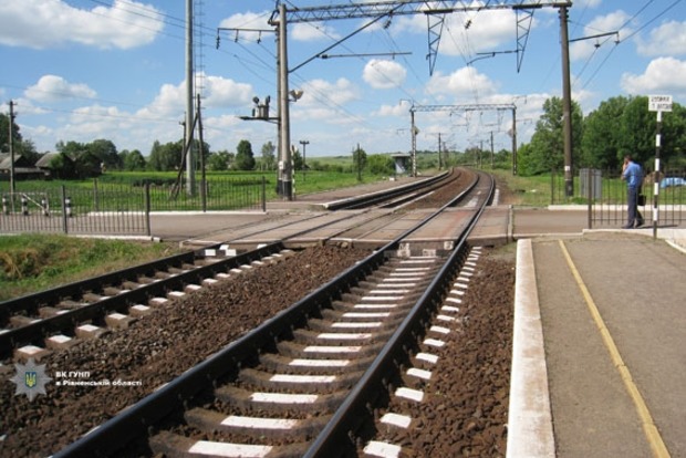 В Ровенской области мужчина бросился под поезд и погиб