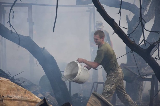 ЗСУ гасили палаюче село на Донбасі. Один військовий отримав важкі опіки