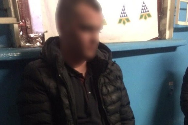 Двоє п'яниць у Києві побили поліцейського, який не пустив їх у метро