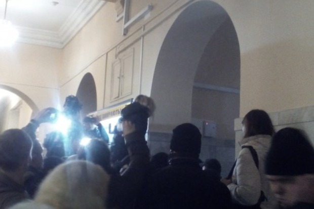 У Київській адміністрації сталася бійка. Протестувальники побили скло