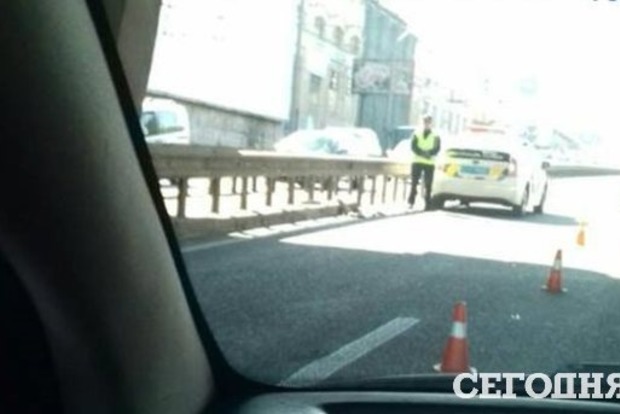 Шулявський міст продовжує обсипатися: пошкоджено два автомобілі