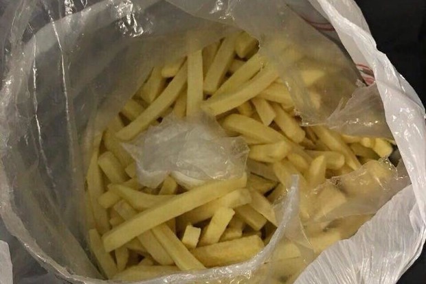 Прибывший в Одессу иностранец прятал кокаин в пакете с картошкой фри
