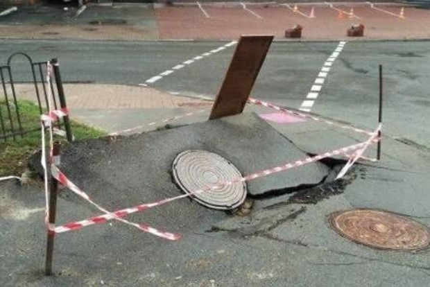 В центре Киева провалился асфальт, оголив электрические провода
