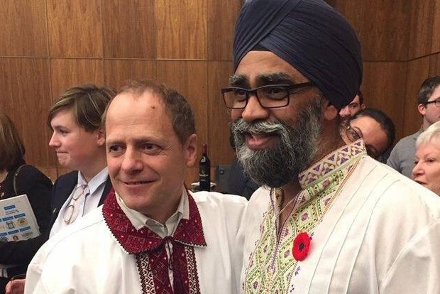 Министр обороны Канады пришел в парламент в вышиванке
