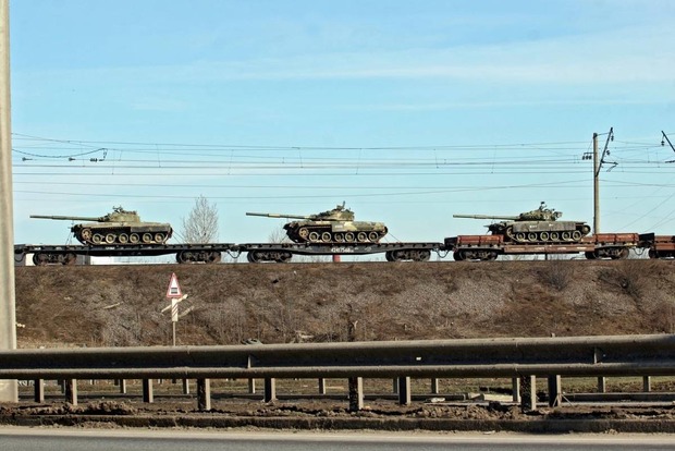 Россия прислала в Дебальцево бронетехнику и боеприпасы