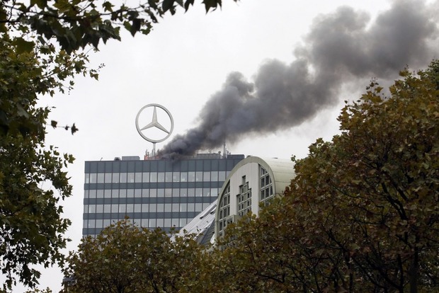 В Берлине горит небоскреб «Европа-центр» с логотипом Mercedes