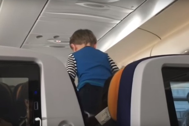 Демонический ребенок 8 часов терроризировал самолет из-за отсутствия интернета