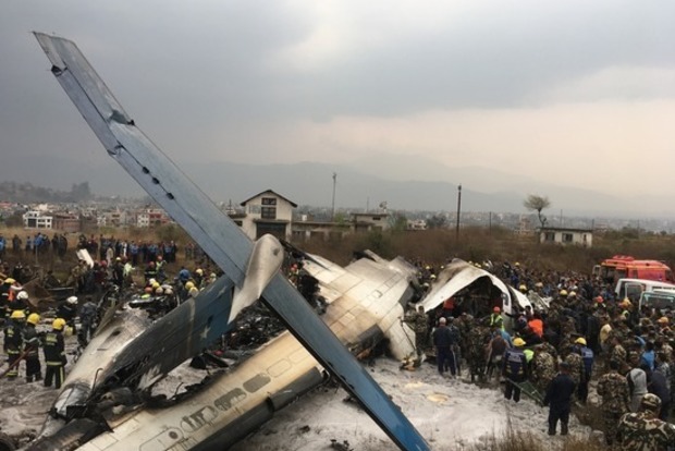 В Катманду самолет промазал мимо посадочной полосы. Погибло больше 40 человек