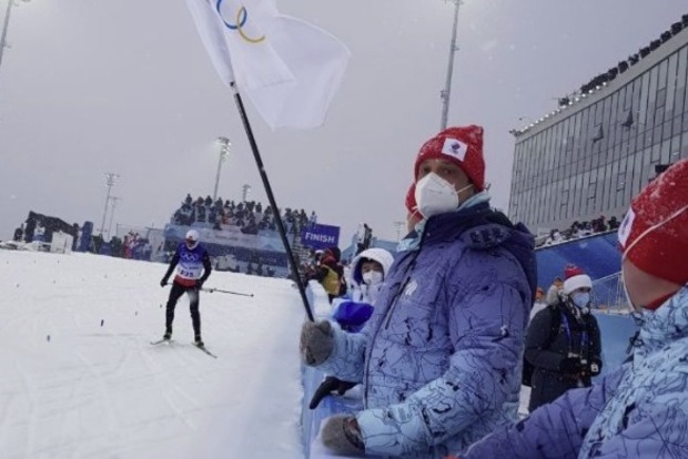 Олимпиада-2022. Лыжная эстафета. Россияне оторвались на трассе от преследователей на минуту и уверенно выиграли гонку