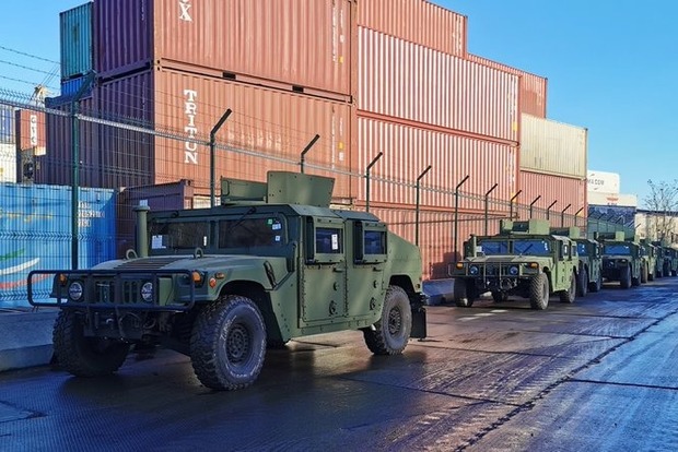 В Україну прибула чергова партія військового вантажу з США