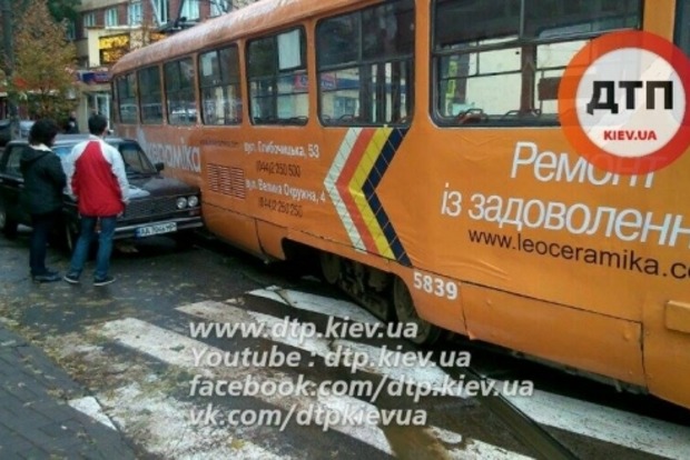 У Києві трамвай злетів з рейок і протаранив легковик