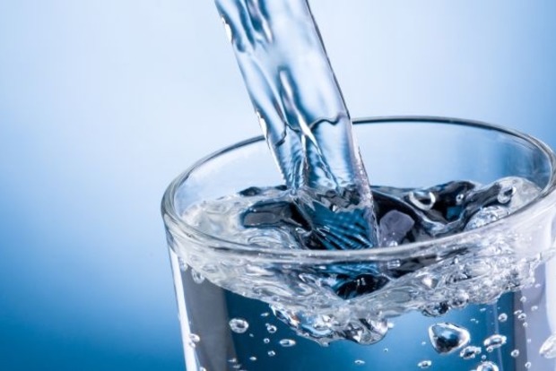 Вчені дізналися, скільки води повинна випивати людина