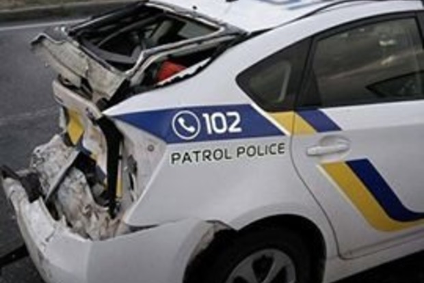 Грузовик на большой скорости врезался в машину патрульной полиции Киева