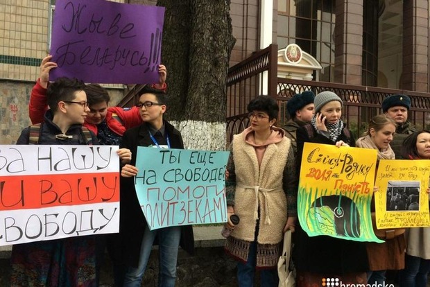 Более 100 украинцев пришли под посольство Беларуси поддержать задержанных митингующих