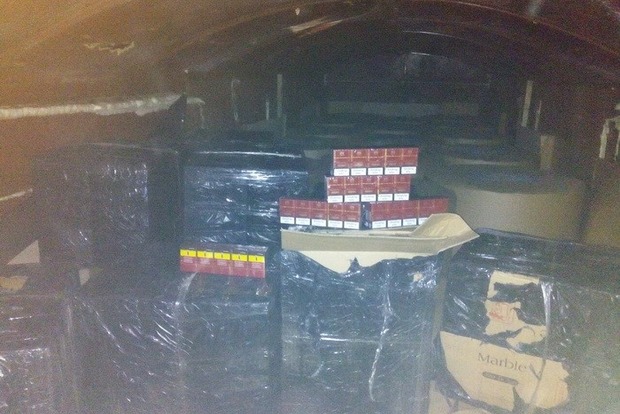 На Буковині розкрито схему контрабанди контрафактних сигарет (фото)