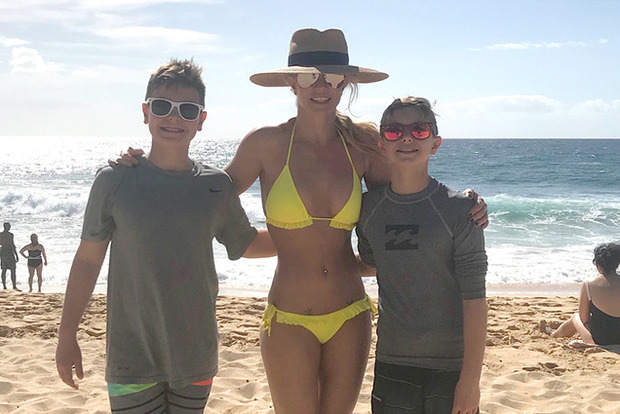 Бритни Спирс показала фото своего отдыха с сыновьями на Гаваях