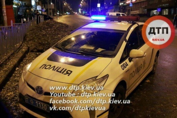 У Києві п'яні перехожі побили патрульну, яка оформляла ДТП