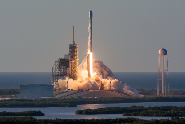 Space X успешно запустила на МКС грузовой корабль Dragon