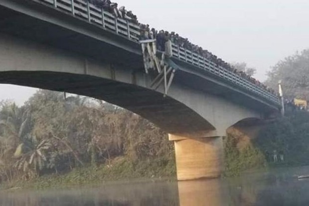 Автобус с людьми сорвался с моста в Индии: десятки погибших