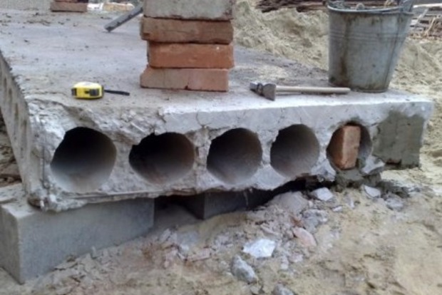 На стройке в Киеве упала бетонная конструкция, погиб рабочий