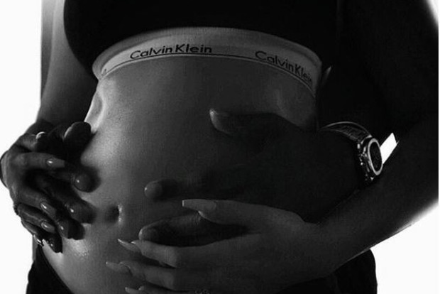 Телезвезда Хлои Кардашьян впервые показала беременный животик