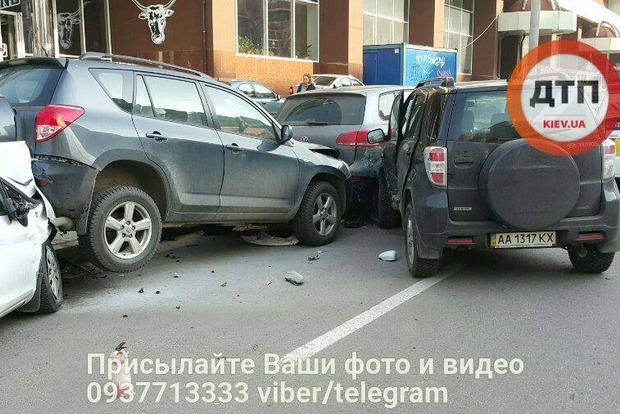 Два джипа, не разминувшись на перекрестке, спровоцировали нелепое массовое ДТП в Киеве