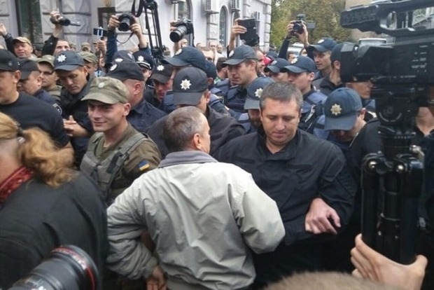 Новые столкновения произошли под посольством РФ в Киеве