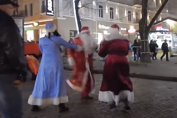 Когда до Нового года две недели: в Одессе подрались Деды Морозы (18+)