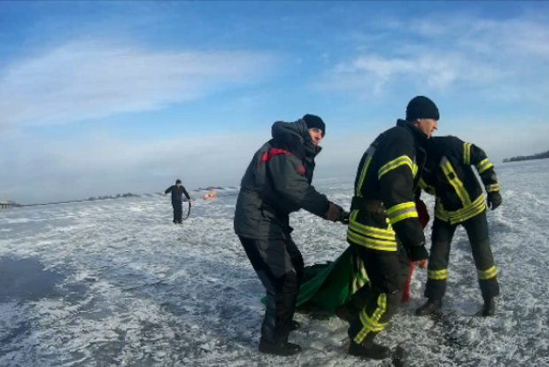 Двое подростков провалились под лед на Днипре в Черкассах