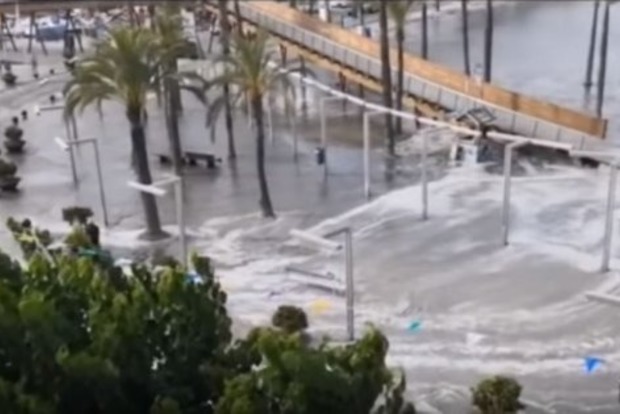 Цунамі на Майорці віднесло німецького туриста (відео)