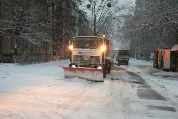 В Киеве для уборки снега задействовали 252 единицы техники
