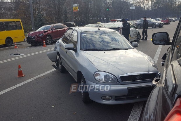 Величезний затор у Києві влаштувала водій Lexus, яка відволіклася на дитину 