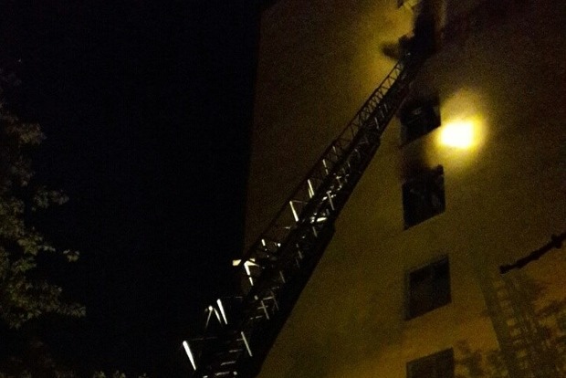 В Киеве горели пять этажей в многоэтажке: спасатели свыше трех часов тушили пожар