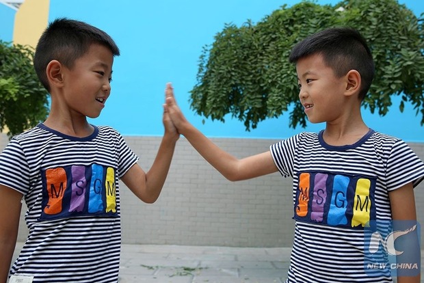 Семь пар близнецов пошли в один первый класс в Китае