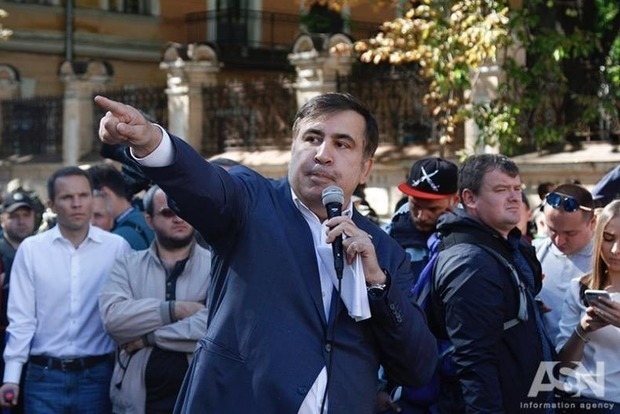 Саакашвили призвал Порошенко уйти с поста президента