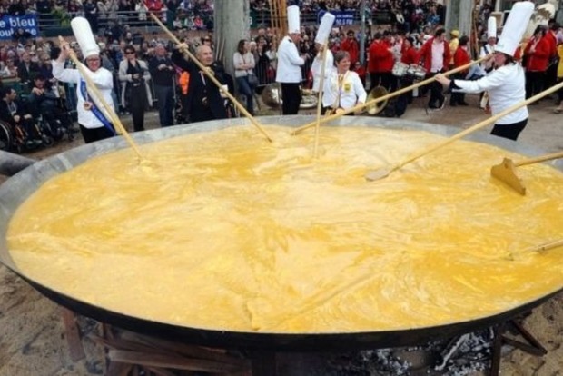 В Бельгии приготовили огромный омлет из 10 тыс. яиц