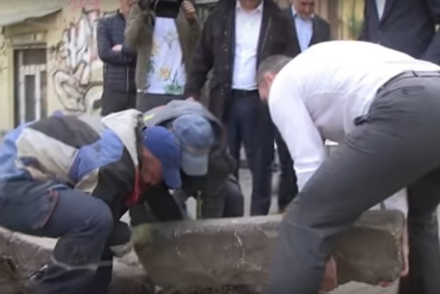Появилось видео, как Кличко в Киеве укладывал поребрики